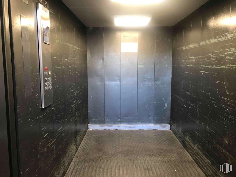 Industrial for sale at Zona Carabanchel, Carabanchel, Madrid, 28044 with light fixture, lighting, flooring, floor, silver, transparency, elevator, cleanliness, aluminium and fluorescent lamp around