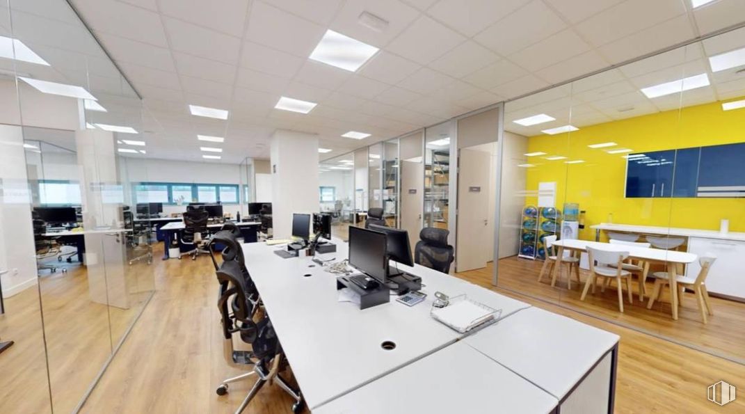 Office for rent at Zona Valverde - Las Tablas, Fuencarral - El Pardo, Madrid, 28050 with computer monitor, chair, desk, table, furniture, interior design, flooring, ceiling, floor and office chair around