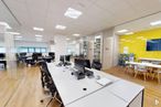 Office for rent at Zona Valverde - Las Tablas, Fuencarral - El Pardo, Madrid, 28050 with computer monitor, chair, desk, table, furniture, interior design, flooring, ceiling, floor and office chair around