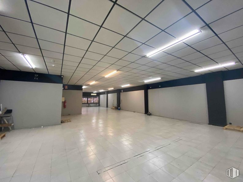 Nave en alquiler en Polígono industrial Sur, San Sebastián de los Reyes, Madrid, 28700 con lámpara, alumbrado, hall, edificio, suelos, techo, accesorio, evento, sombra y aparcamiento alrededor