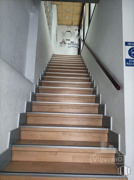 Oficina en alquiler en Calle Enmedio, Torrejón de Ardoz, Madrid, 28850 con escaleras, madera, edificio, accesorio, suelo, suelos, rectángulo, madera dura, casa y techo alrededor