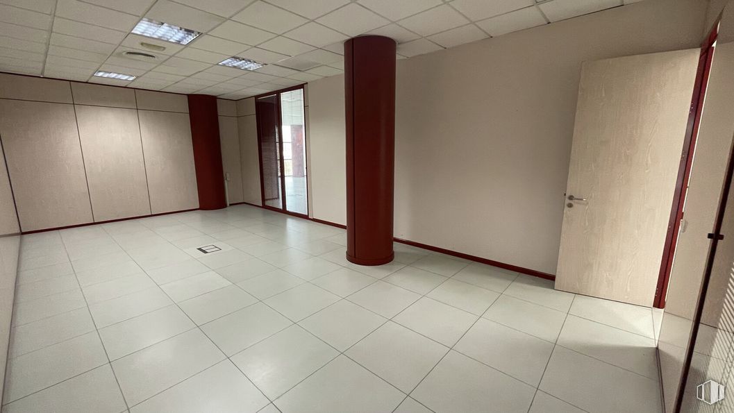 Oficina en alquiler y venta en Avenida Italia, 10, Coslada, Madrid, 28820 con armario, puerta, pasillo, suelo, diseño de interiores, piso, accesorio, madera, techo y suelo de baldosas alrededor