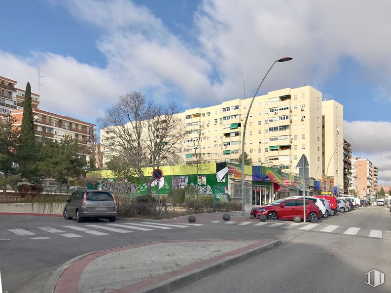 Local en alquiler y venta en Calle Dinamarca, Fuenlabrada, Madrid, 28942 con coche, edificio, luz de la calle, nube, cielo, día, vehículo, planta, rueda y ventana alrededor