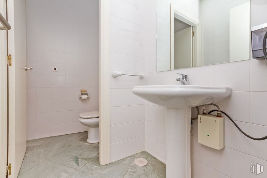 Local en alquiler y venta en Plaza Constitución, Galapagar, Madrid, 28260 con fregadero, inodoro, espejo, grifo, accesorio de fontanería, lavabo de baño, baño, morado, diseño de interiores y arquitectura alrededor