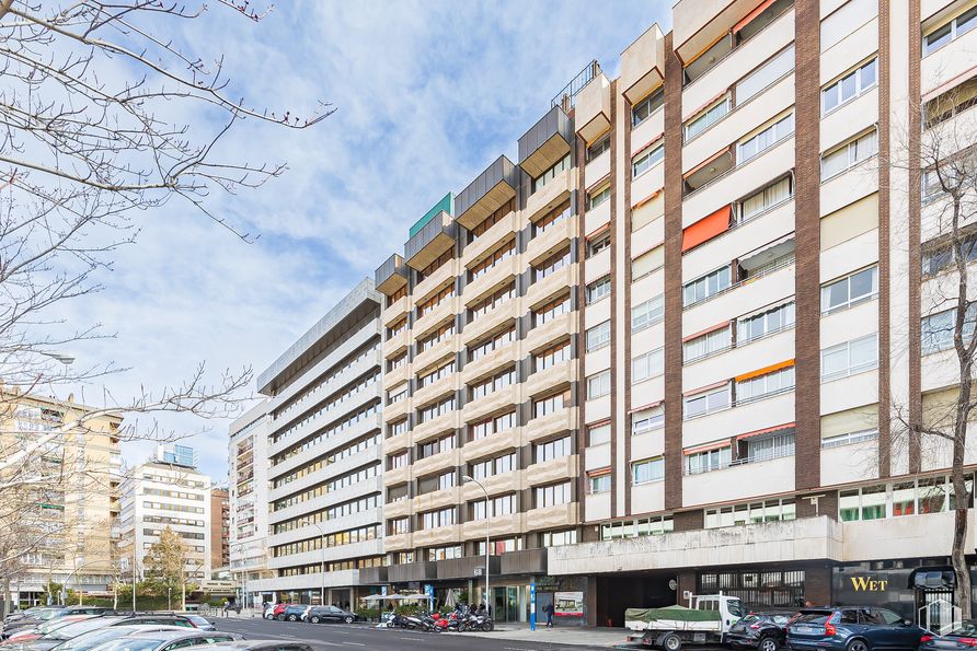 Oficina en alquiler en Calle Orense, 68, Tetuán, Madrid, 28020 con edificio, coche, cielo, nube, durante el día, vehículo, ventana, infraestructura, bloque de pisos y diseño urbano alrededor