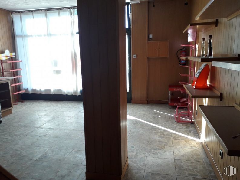 Retail for rent at Zona San Lorenzo, Segovia, 40003 with cabinetry, window, shelf, fixture, wood, bookcase, hall, flooring, floor and building around