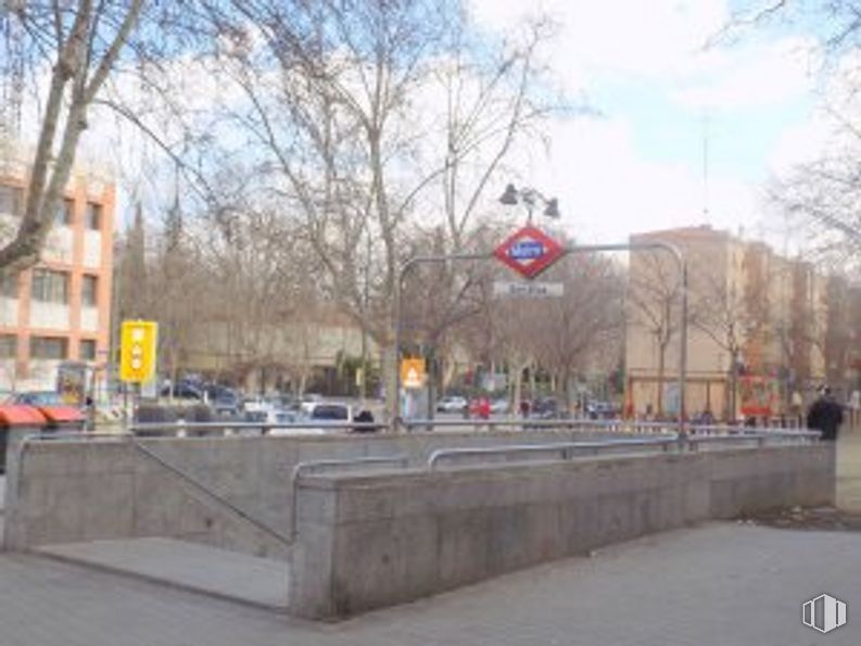 Retail for sale at Calle Pobladura del Valle, San Blas - Canillejas, Madrid, 28037 with building, cloud, sky, daytime, street light, plant, tree, road surface, thoroughfare and asphalt around