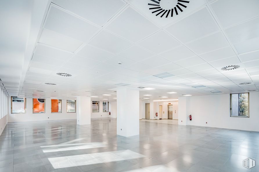 Office for rent at Paseo Castellana, 42, Salamanca, Madrid, 28046 with window, clock, fixture, building, hall, floor, art, flooring, ceiling and glass around