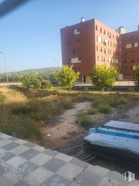 Land for sale at Calle Luisa Sigea, Cuenca, 16003 with building, plant, sky, daytime, azure, window, land lot, urban design, sunlight and grass around