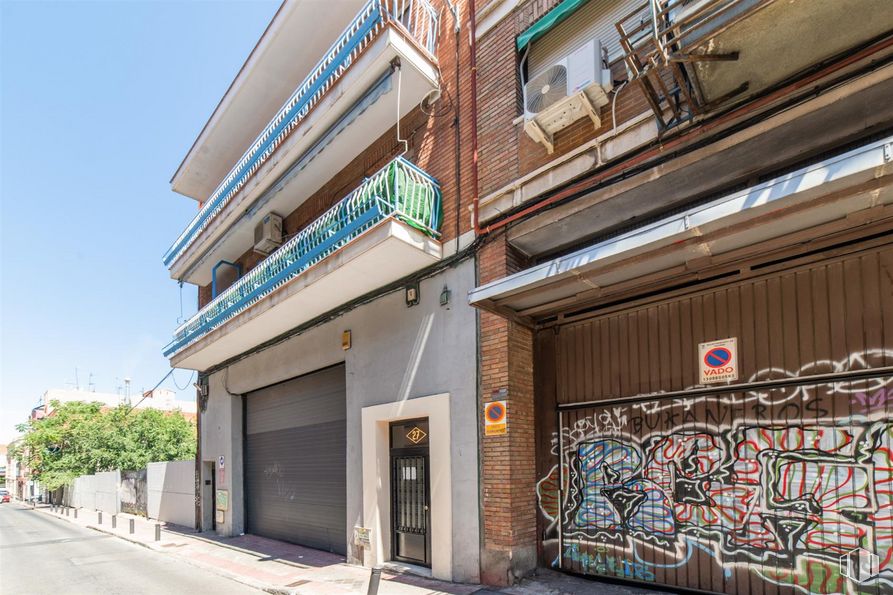 Local en alquiler en Calle Sierra de los Filabres, 24, Puente de Vallecas, Madrid, 28038 con puerta, edificio, cielo, ventana, diseño urbano, zona residencial, fachada, planta, inmobiliario y ciudad alrededor