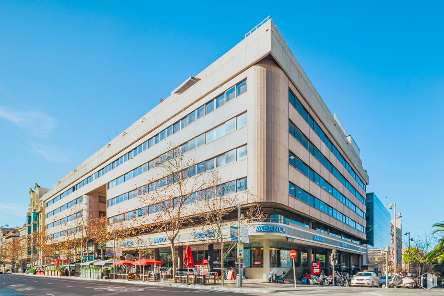 Oficina en alquiler en Calle Serrano, 41-45, Salamanca, Madrid, 28001 con edificio, cielo, nube, propiedad, bloque de torre, arquitectura, condominio, diseño urbano, árbol y área residencial alrededor