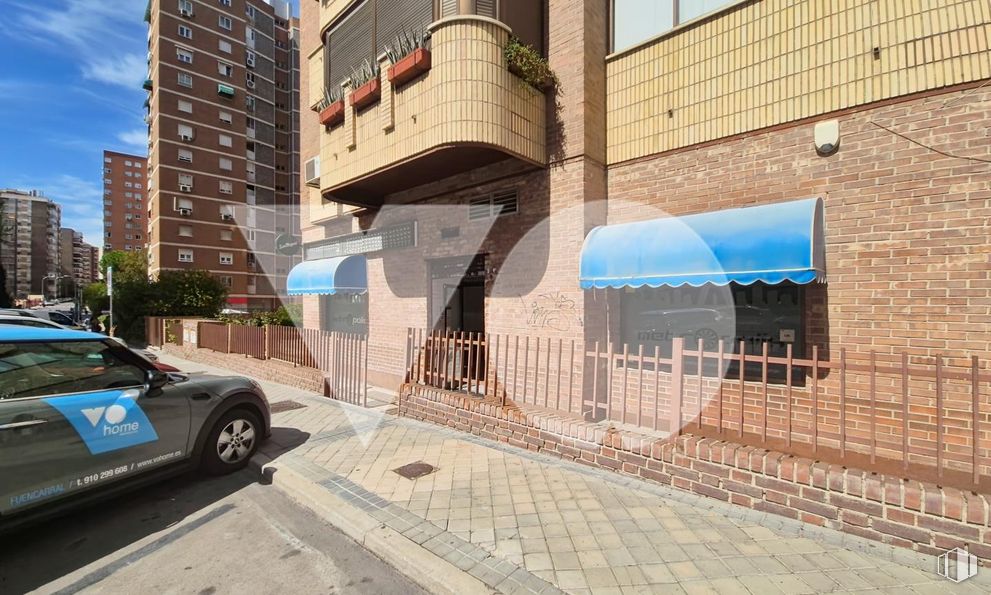 Retail for rent at Calle Fermín Caballero, Fuencarral - El Pardo, Madrid, 28034 with car, tire, wheel, building, land vehicle, vehicle, plant, automotive design, brick and road surface around