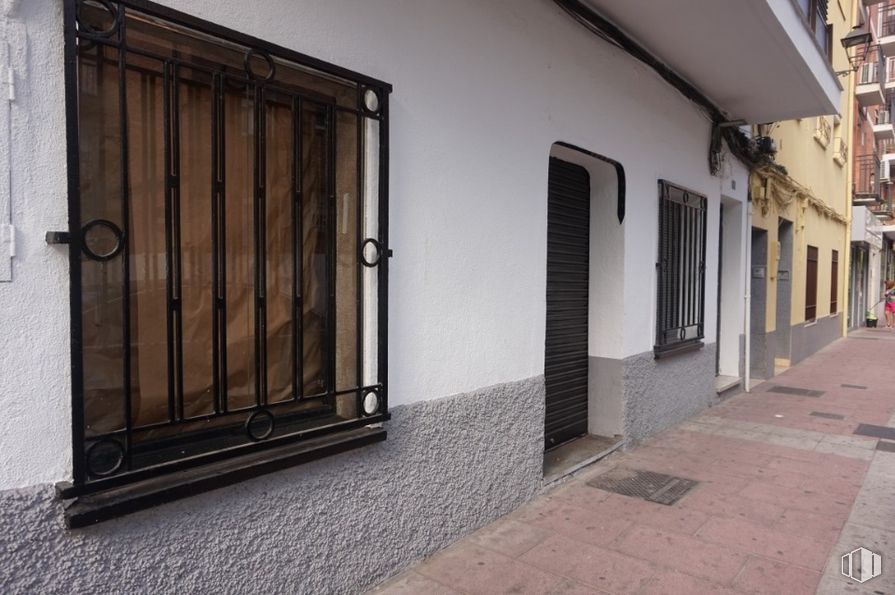 Local en alquiler en Zona Centro, Torrejón de Ardoz, Madrid, 28850 con ventana, puerta, edificio, accesorio, madera, casa, barrio, superficie de carretera, fachada y tintes y matices alrededor