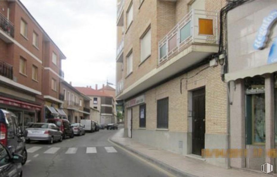 Retail for sale at Plaza Antonio Rivera, Fuensalida, Toledo, 45510 with car, door, window, building, vehicle, wheel, road surface, sky, urban design and tire around