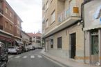 Retail for sale at Plaza Antonio Rivera, Fuensalida, Toledo, 45510 with car, door, window, building, vehicle, wheel, road surface, sky, urban design and tire around