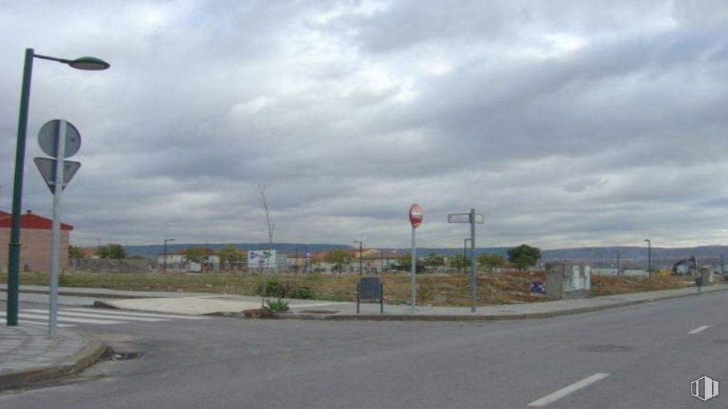 Land for sale at Avenida Bulevar Catilla La Mancha, 8, Marchamalo, Guadalajara, 19180 with street light, cloud, sky, plant, road surface, asphalt, tar, gas, tree and road around