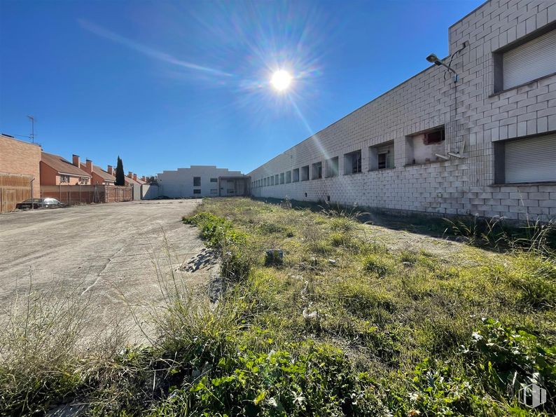 Industrial for sale at Calle Salve, Torrijos, Toledo, 45500 with window, building, sky, plant, land lot, biome, grass, landscape, tree and groundcover around