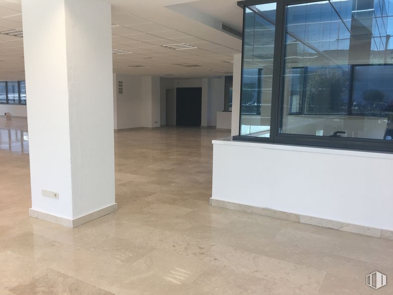 Office for rent at Edificio Europa I, Avenida Fuencarral, 24, Alcobendas, Madrid, 28108 with door, hall, fixture, wood, flooring, building, floor, material property, shade, hardwood and house around