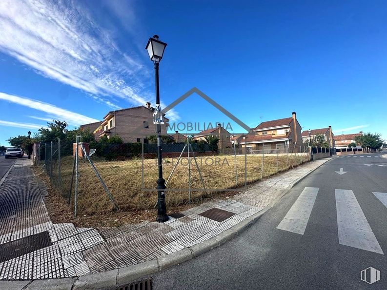 Land for sale at Calle Magnolios, Serranillos del Valle, Madrid, 28979 with cloud, sky, building, street light, road surface, asphalt, urban design, sidewalk, tar and city around