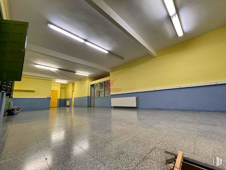 Retail for rent at Tiradores, Cuenca, 16001 with lighting, fixture, floor, flooring, hall, building, tints and shades, composite material, parking and city around