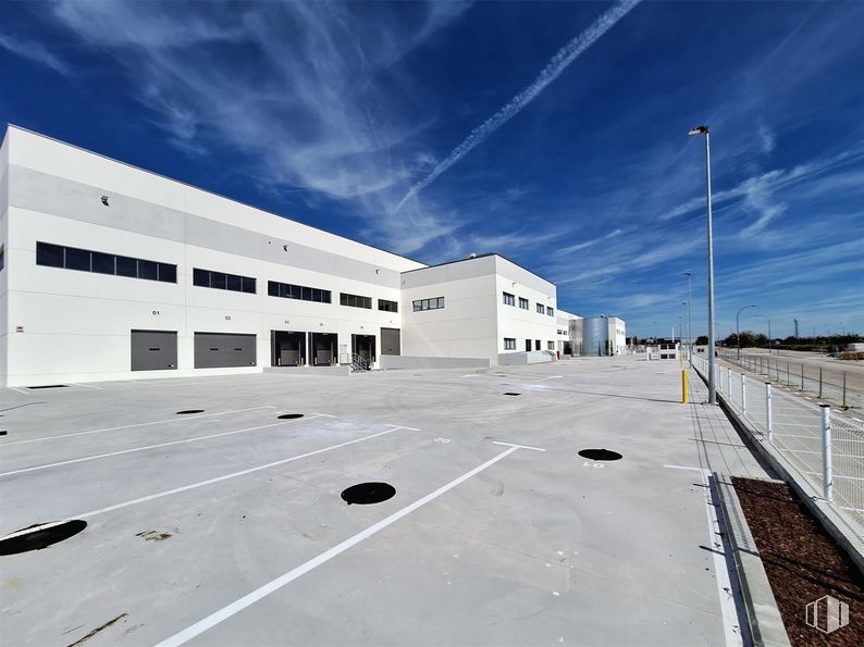 Nave en alquiler en Polígono industrial La Atalayuela, Villa de Vallecas, Madrid, 28031 con edificio, nube, cielo, ventana, asfalto, superficie de la carretera, diseño urbano, carretera, ciudad y luz de la calle alrededor