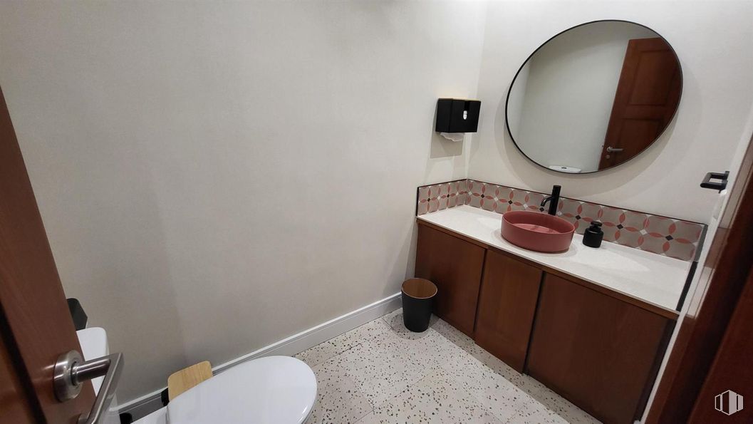 Oficina en alquiler en Barrio Almagro, Chamberí, Madrid, 28010 con espejo, ebanistería, mueble de baño, grifo, accesorios de fontanería, espejo de maquillaje, fregadero, lavabo, mueble y cuarto de baño alrededor