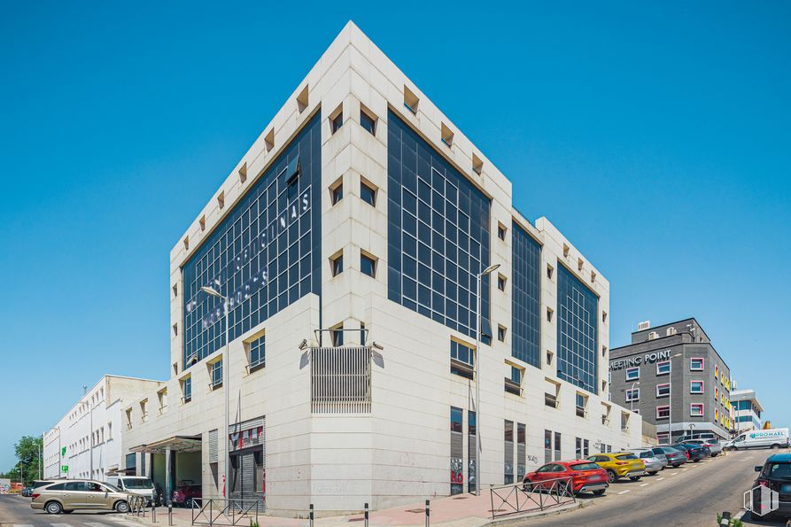 Office for rent at Zona nudo Norte Madrid, Fuencarral - El Pardo, Madrid, 28034 with building, car, sky, daytime, tire, wheel, vehicle, tower block, urban design and condominium around