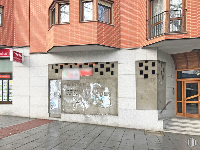 Retail for sale & for rent at Centro Claret, Segovia, 40003 with window, door, building, fixture, architecture, road surface, font, neighbourhood, art and brickwork around