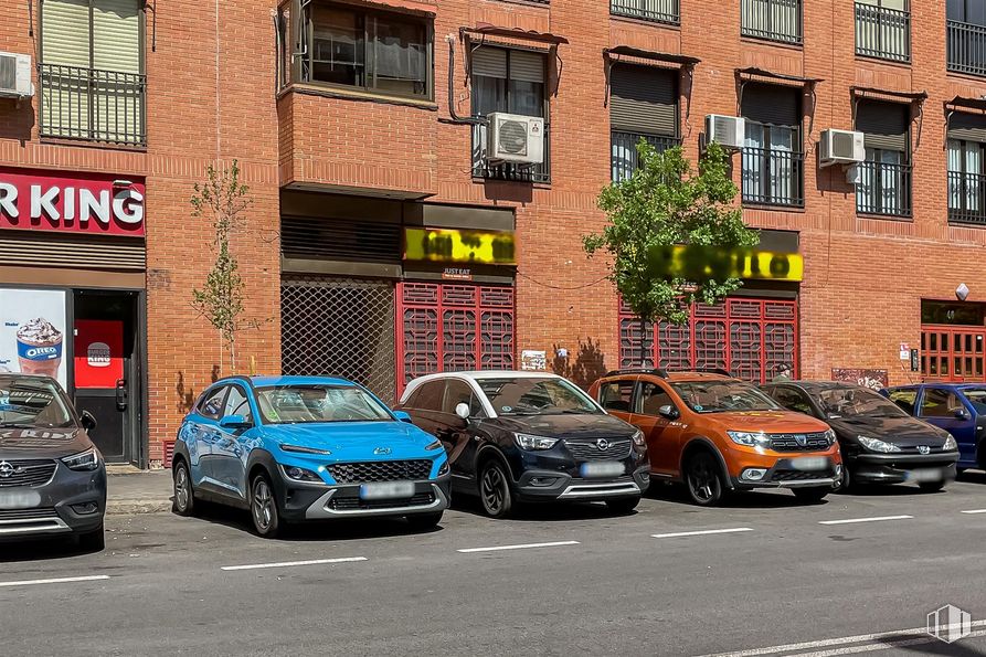 Local en alquiler en Avenida Abrantes, 46, Carabanchel, Madrid, 28025 con coche, ventana, edificio, rueda, neumático, vehículo terrestre, luz de estacionamiento, vehículo, matrícula del vehículo y iluminación del automóvil alrededor