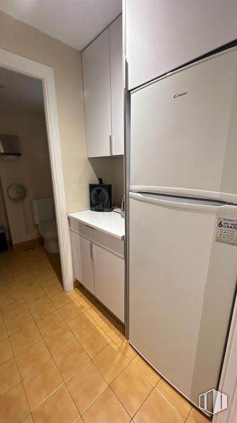 Oficina en alquiler en Zona avenida Europa, Pozuelo de Alarcón, Madrid, 28224 con refrigerador, inodoro, ebanistería, encimera, aparato de cocina, edificio, interiorismo, electrodoméstico, suelo y suelos alrededor