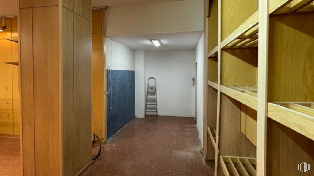 Local en alquiler y venta en Calle Pintor Ribera, 7, Móstoles, Madrid, 28933 con armario, edificio, puerta, accesorio, madera, pavimento, piso, estantería, casa y madera alrededor