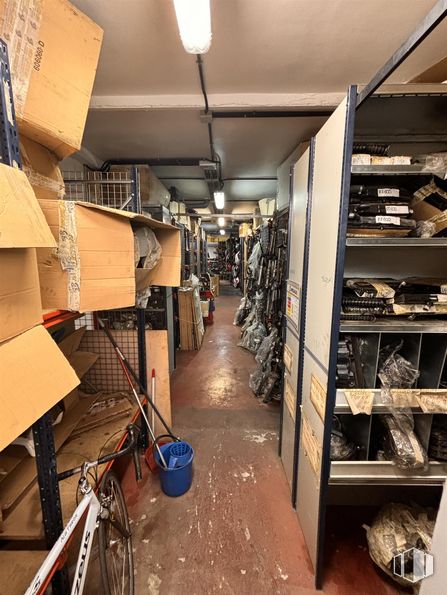 Industrial for sale at Calle Alejandro Morán, 20, Carabanchel, Madrid, 28025 with tire, wheel, bicycle, bicycle wheel, shelf, wood, building, floor, shelving and flooring around