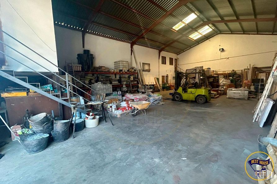 Industrial for sale at Polígono Campsa, Cuenca, 16004 with tire, wheel, automotive tire, vehicle, motor vehicle, car, floor, flooring, automotive design and gas around