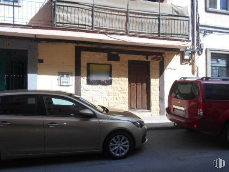 Retail for sale at Calle Virgen de Covadonga, Ávila, 05005 with car, wheel, window, tire, vehicle, land vehicle, automotive lighting, building, motor vehicle and automotive tire around