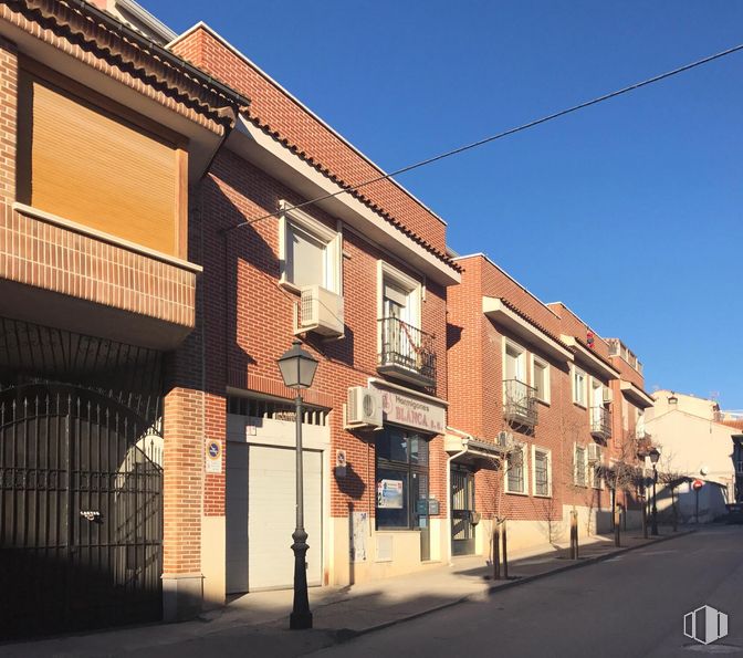 Local en alquiler en Calle Manuel Mac-Crohon, 52, Morata de Tajuña, Madrid, 28530 con ventana, edificio, marrón, cielo, arquitectura, superficie de carretera, diseño urbano, área residencial, casa y madera alrededor