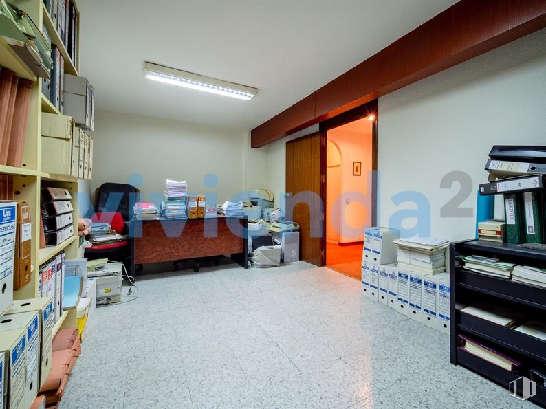 Office for sale at Calle Doctor Esquerdo, Retiro, Madrid, 28007 with lighting, desk, bookcase, light fixture, table, shelf, interior design, floor, flooring and shelving around