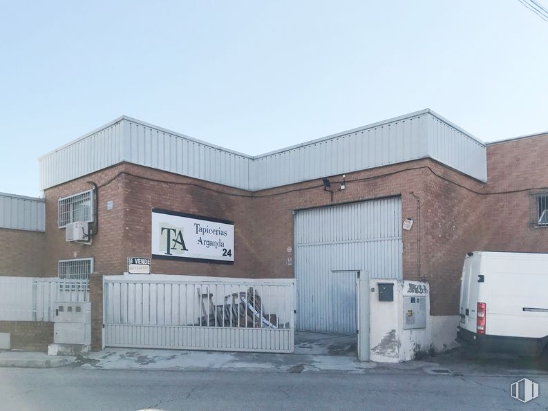 Industrial for sale at Calle Brezo, 24, Arganda del Rey, Madrid, 28500 with van, building, sky, asphalt, residential area, facade, real estate, composite material, gas and art around