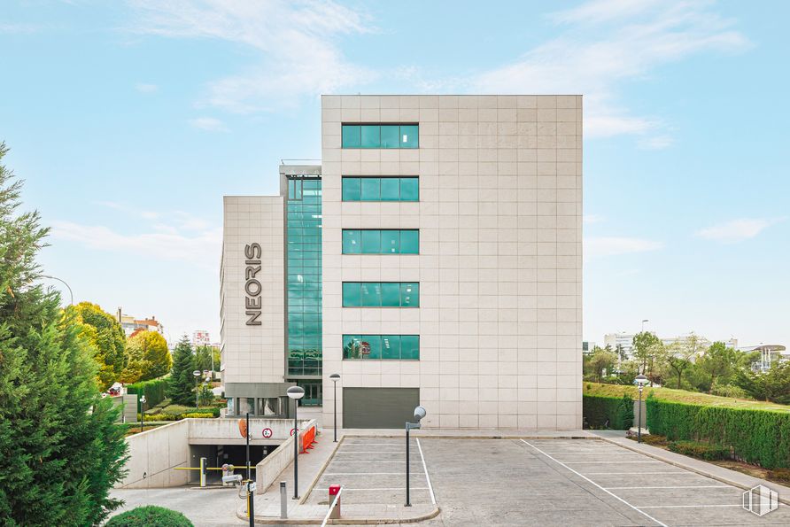 Oficina en alquiler en Calle María de Portugal, 3 - 5, Hortaleza, Madrid, 28050 con edificio, cielo, nube, planta, ventana, árbol, lote de tierra, diseño urbano, casa y condominio alrededor