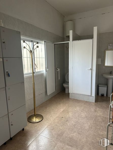 Industrial for rent at Zona Industrial, Lominchar, Toledo, 45212 with door, toilet, flooring, floor, interior design, composite material, tile flooring, tile, glass and plumbing around