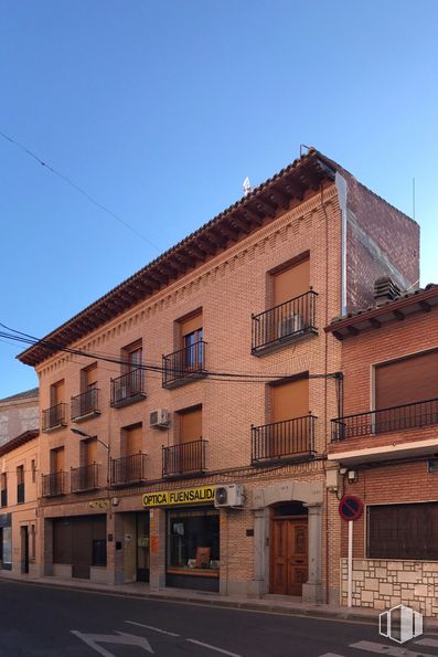 Retail for sale & for rent at Calle Seis de Octubre, 3, Fuensalida, Toledo, 45510 with building, sky, property, window, wood, residential area, road surface, fixture, neighbourhood and brick around