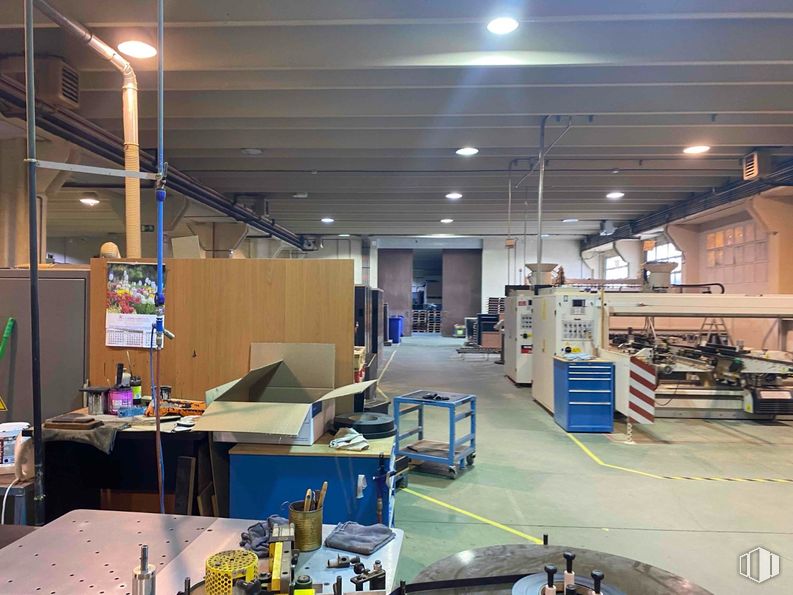 Industrial for sale at Zona industrial, Arganda del Rey, Madrid, 28500 with building, table, floor, wood, flooring, engineering, space, machine, desk and event around