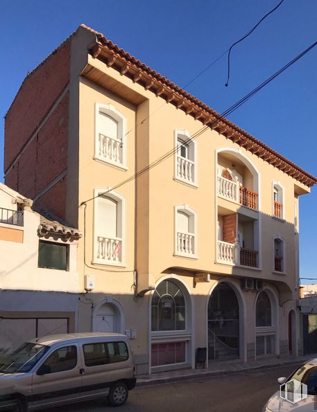 Retail for rent at Calle Ramón y Cajal, 2, Mocejón, Toledo, 45270 with car, van, window, building, land vehicle, sky, property, tire, vehicle and motor vehicle around