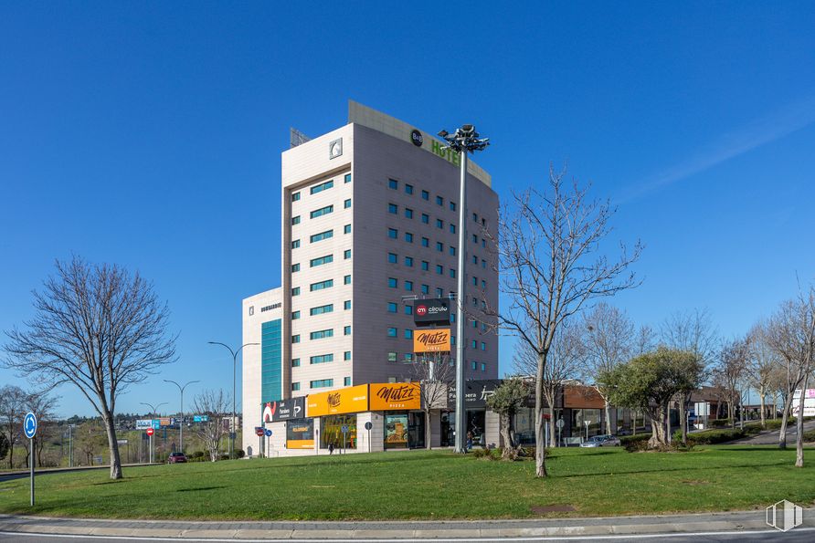 Oficina en alquiler en Edificio Louis Pasteur, Avenida Juncal, 24, San Sebastián de los Reyes, Madrid, 28700 con edificio, cielo, planta, ventana, luz de la calle, torre, árbol, arquitectura, bloque de pisos y diseño urbano alrededor