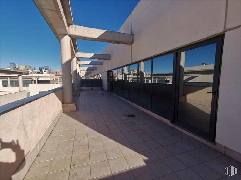 Office for rent at Edificio 1B (22-B), Polígono Industrial Vallecas, Villa de Vallecas, Madrid, 28031 with door, floor, flooring, composite material, apartment, concrete, daylighting, glass, shade and building material around