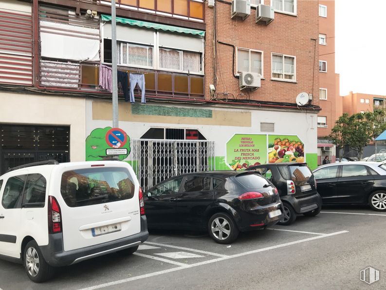 Local en alquiler y venta en Calle Húmera, 18, Fuenlabrada, Madrid, 28945 con rueda, coche, código de barras 1d, neumático, vehículo terrestre, placa de matrícula del vehículo, vehículo, propiedad, vehículo motorizado y edificio alrededor