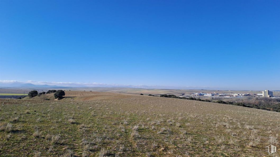 Land for sale at Zona Zamarramala, Segovia, 40196 with animal, sky, highland, natural landscape, horizon, plain, landscape, grassland, road and grass around