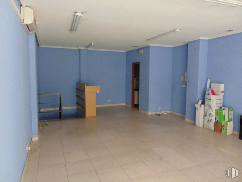 Retail for rent at Paseo Santo Tomás, Ávila, 05003 with packaged goods, fixture, interior design, building, floor, flooring, hall, door, house and ceiling around