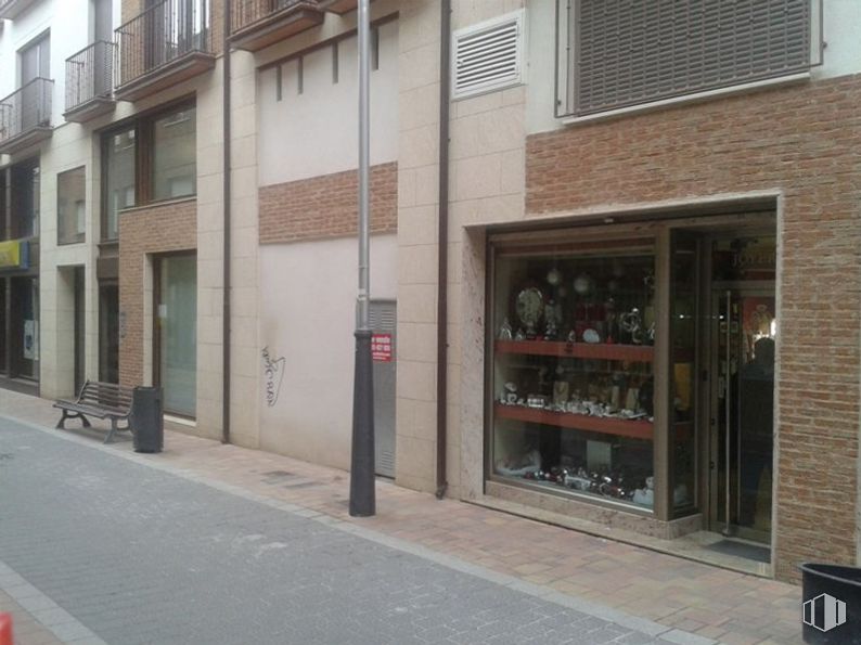 Retail for sale at Calle Real, 8, Madridejos, Toledo, 45710 with window, building, facade, house, sidewalk, commercial building, city, mixed-use, fixture and retail around