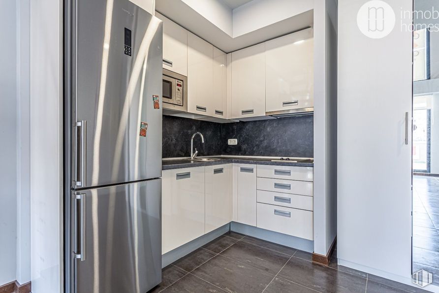 Oficina en venta en Avenida Constitución, Coslada, Madrid, 28820 con refrigerador, ebanistería, encimera, mueble, aparato de cocina, cocina, edificio, madera, electrodoméstico y cocina alrededor