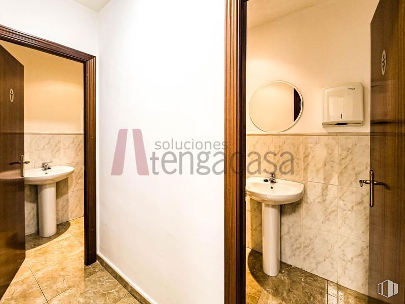 Oficina en alquiler en Calle Azcona, Salamanca, Madrid, 28028 con fregadero, grifo, espejo, edificio, accesorios de fontanería, propiedad, lavabo, cuarto de baño, alumbrado y madera alrededor